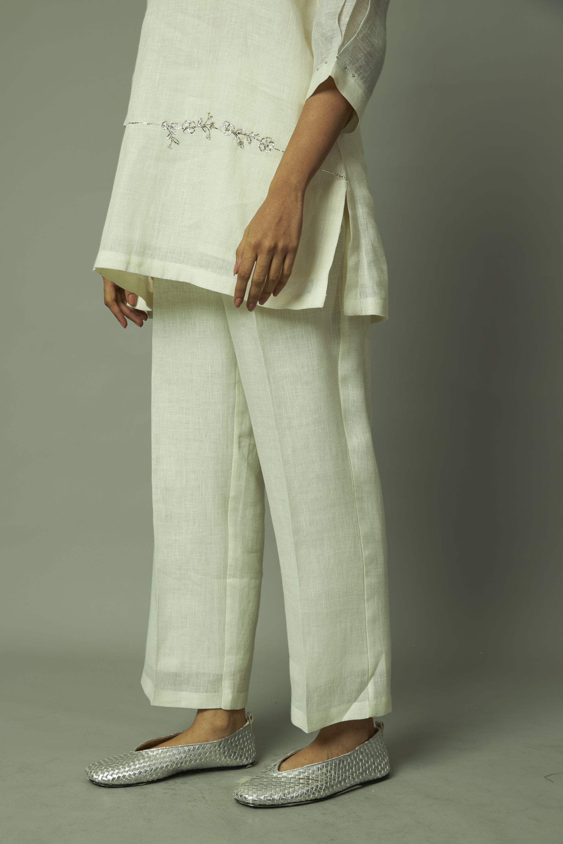 Khat Pita Work Zari Linen Tuinc Set | Oregano