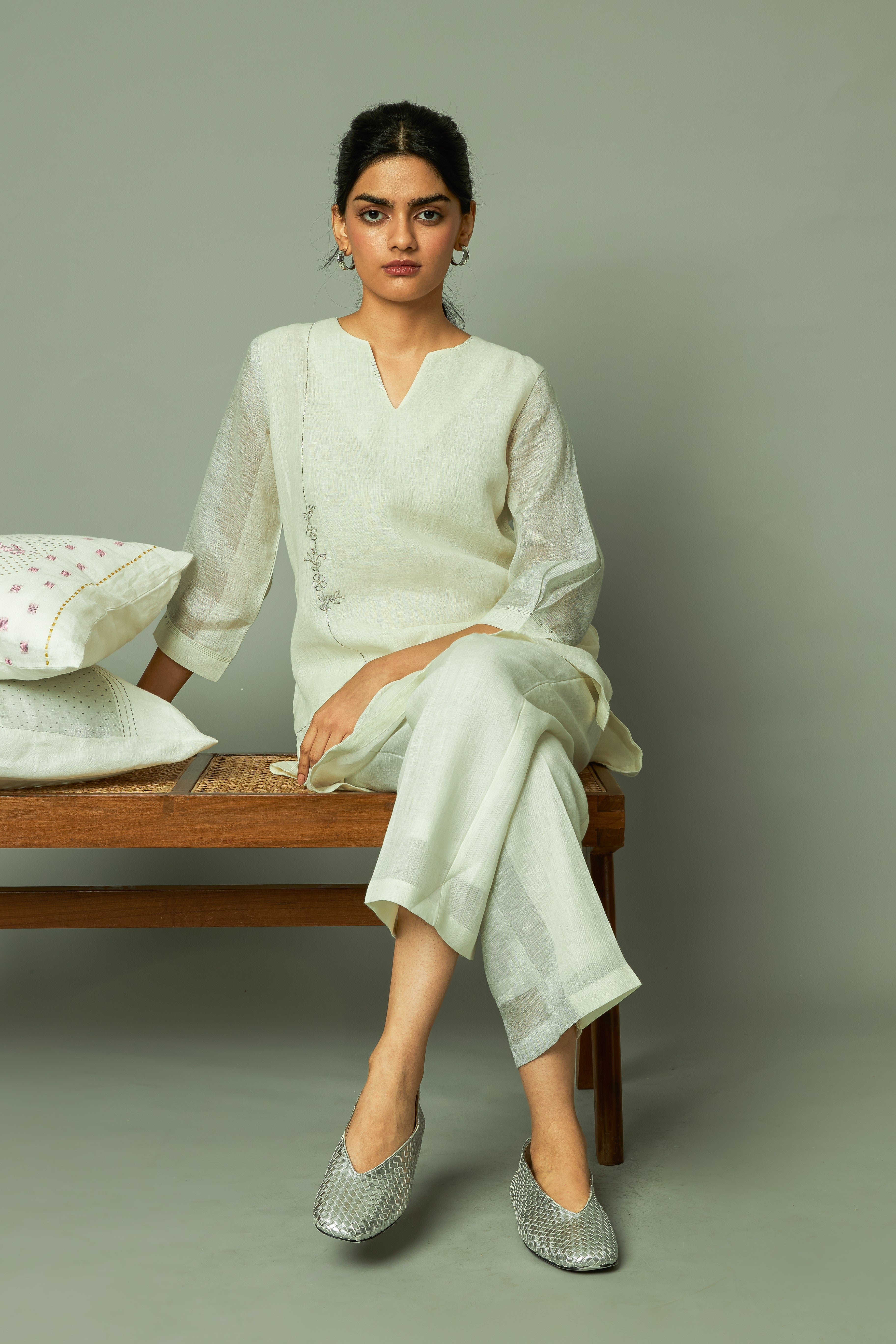 Khat Pita Work Zari Linen Tuinc Set | Oregano